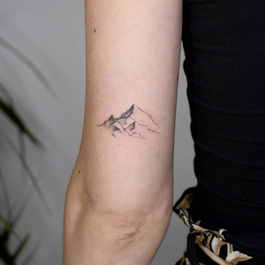 Un horizon montagneux avec un jeu d'ombrage clair-obscur pour Adeline.

#tattoomontagne #tintanegratatouages #finelinetattoo #tattoo #bordeauxtattoo #tattoueurbordeaux #blackworktattoo #inkedgirls #instaink #tatouage